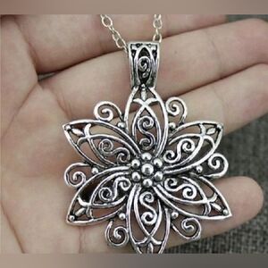 🐰5/20 Elegant Silver Floral Pendant Necklace